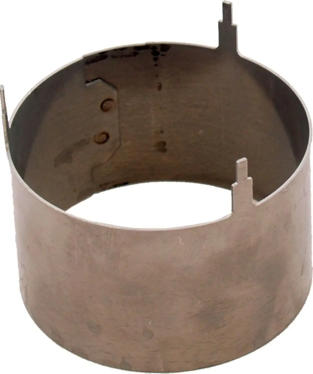 Flammrohraufsatz aus Metall mit gleichmäßiger Oberfläche und Aussparungen. Teil eines Heizsystems der Marke Wolf.
